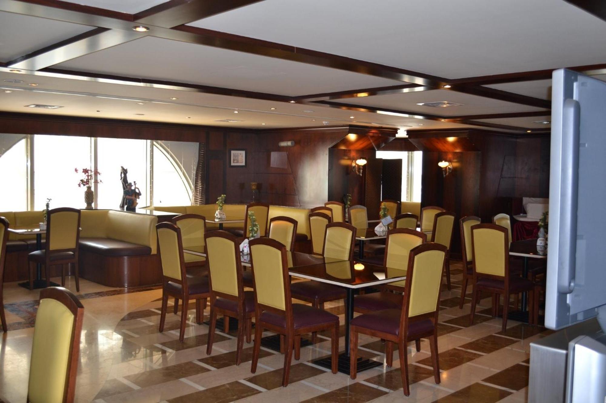 Abu Dhabi Plaza Hotel Apartments Ngoại thất bức ảnh